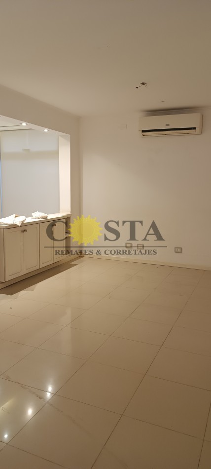 MODERNO CHALET CON COCHERAS, PISCINAS Y QUINCHO. POSADAS, MISIONES.
