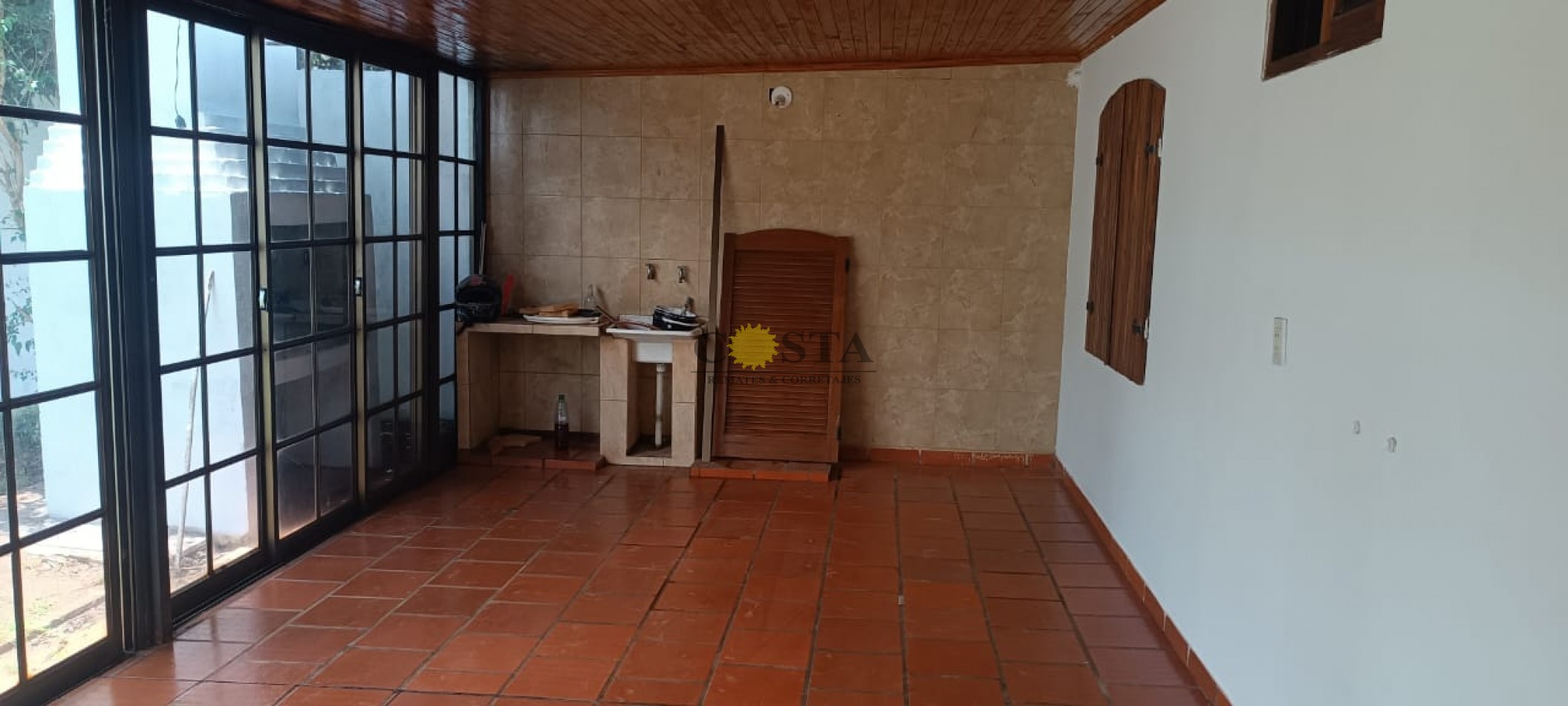 IMPECABLE CASA DE 3 DORMITORIOS C/COCHERA. BARRIO JUDICIAL. POSADAS. MISIONES