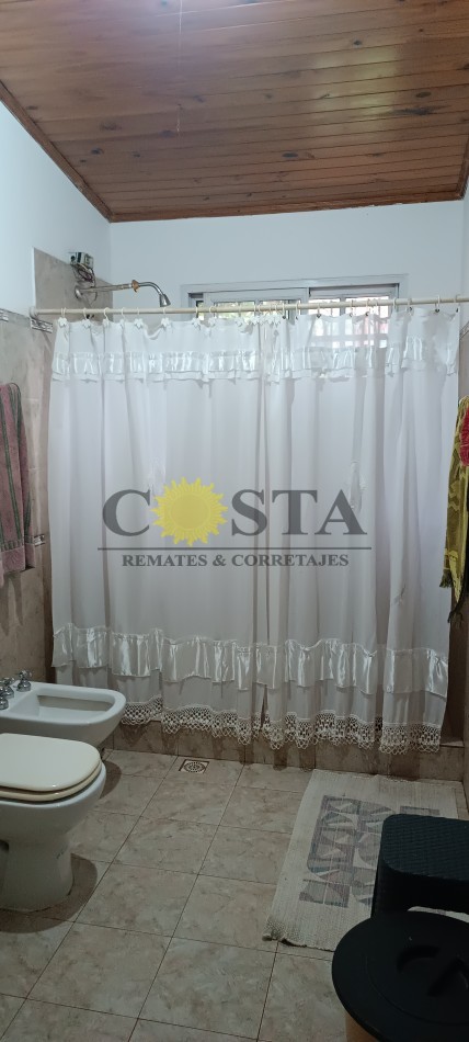 AMPLIA CASA DE 3 DORMITORIOS, EN BARRIO 1° DE MAYO. POSADAS, MISIONES. VENTA. 