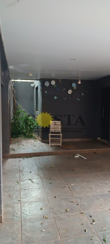 MODERNO CHALET CON COCHERAS, PISCINAS Y QUINCHO. POSADAS, MISIONES.
