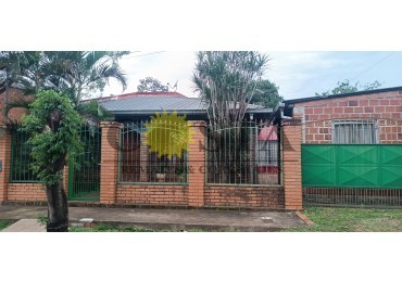 AMPLIA CASA DE 3 DORMITORIOS, EN BARRIO 1° DE MAYO. POSADAS, MISIONES. VENTA. 