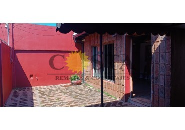 CASA DE 3 DORMITORIOS Z/AVILA Y ANTONIO LLAMAS. POSADAS. MISIONES. VENTA.